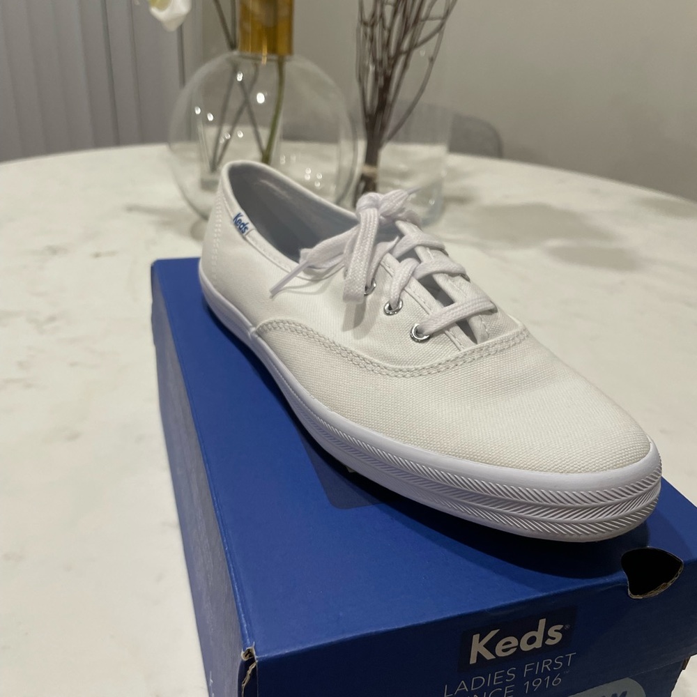Brand NEW WHITE tie KEDS sneakers